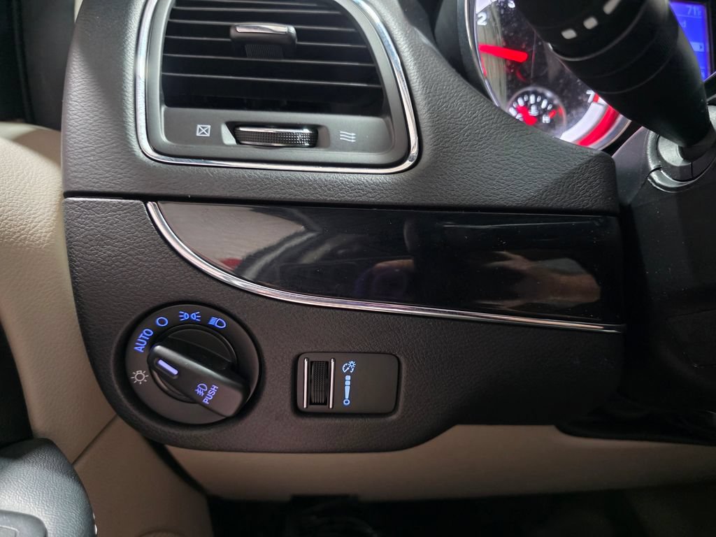 Used 2020 Dodge Grand Caravan SXT w/ Rear Park Assist Package FWD image 32