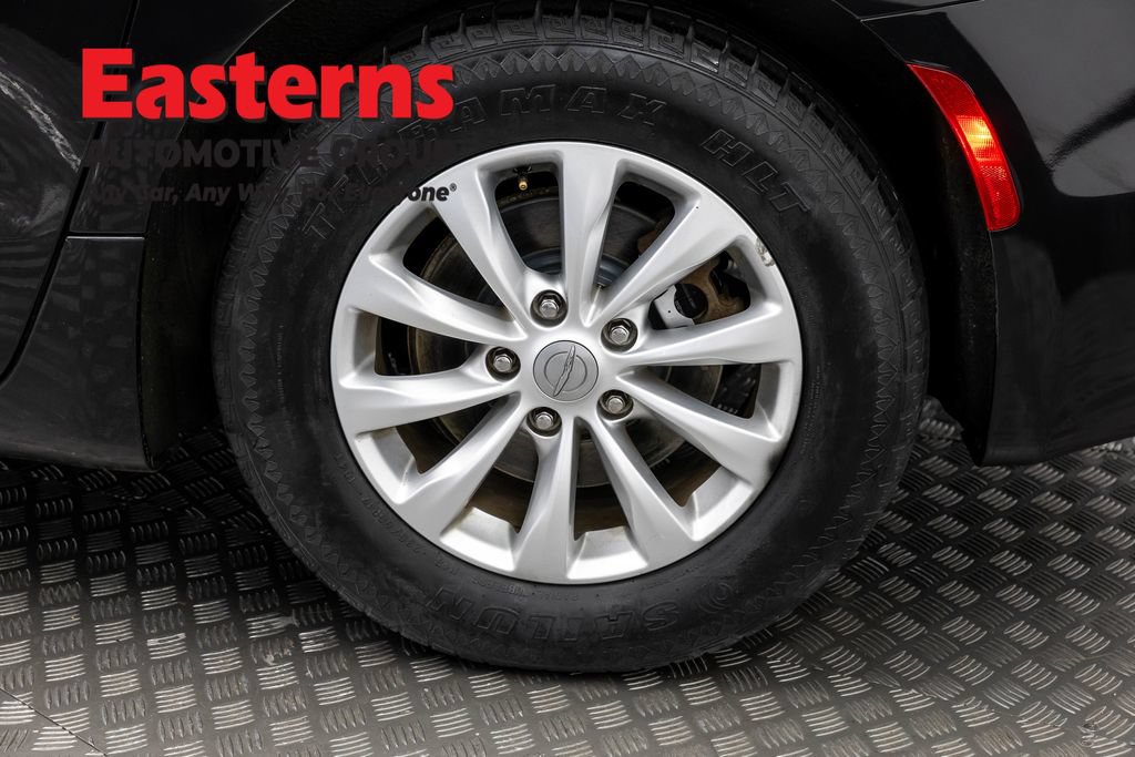 Used 2019 Chrysler Pacifica Touring-L FWD image 32