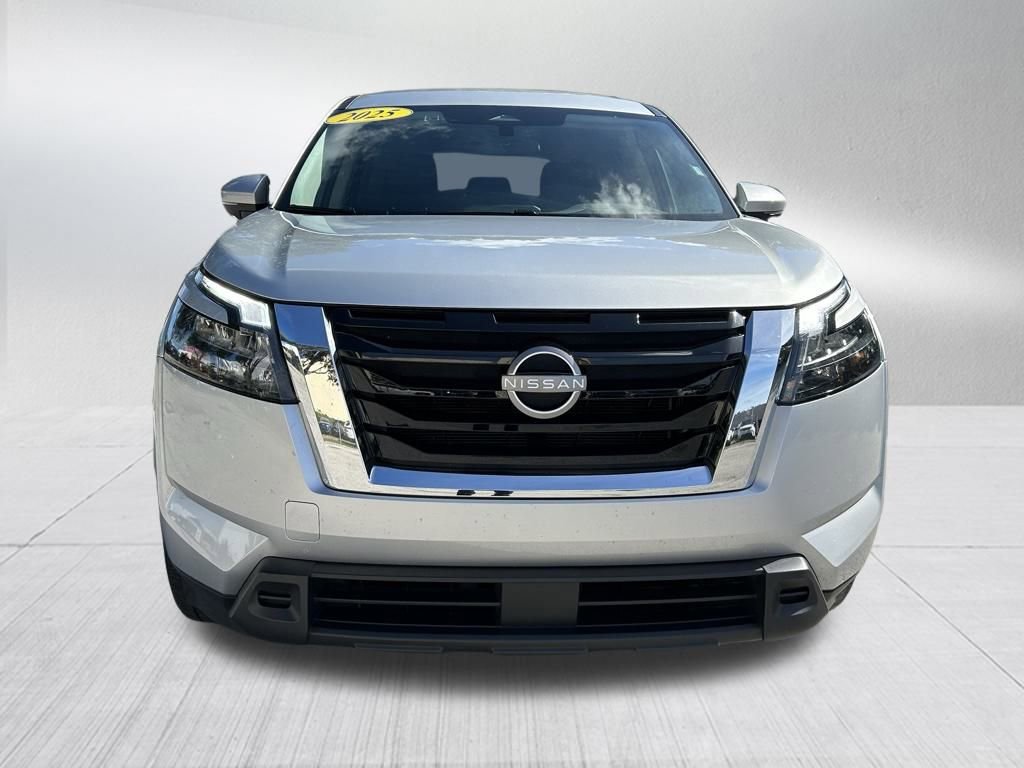 Used 2025 Nissan Pathfinder SV image 2