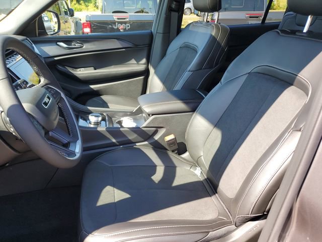 New 2025 Jeep Grand Cherokee L Altitude image 16