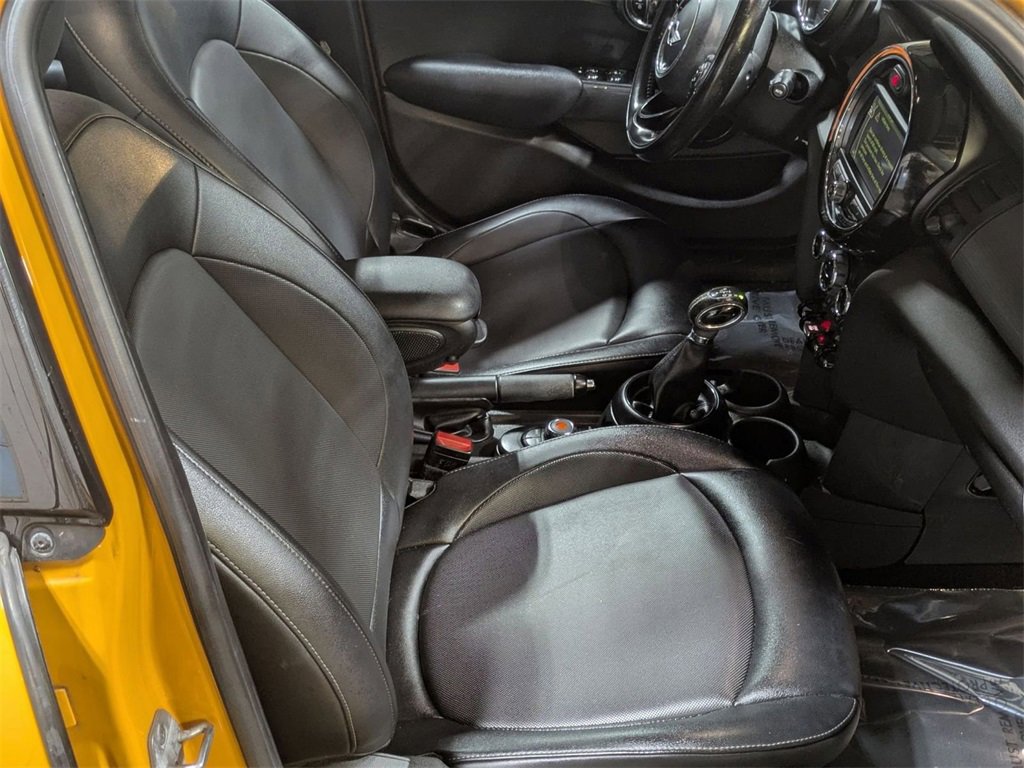 Used 2017 MINI Cooper 4-Door Hardtop image 19