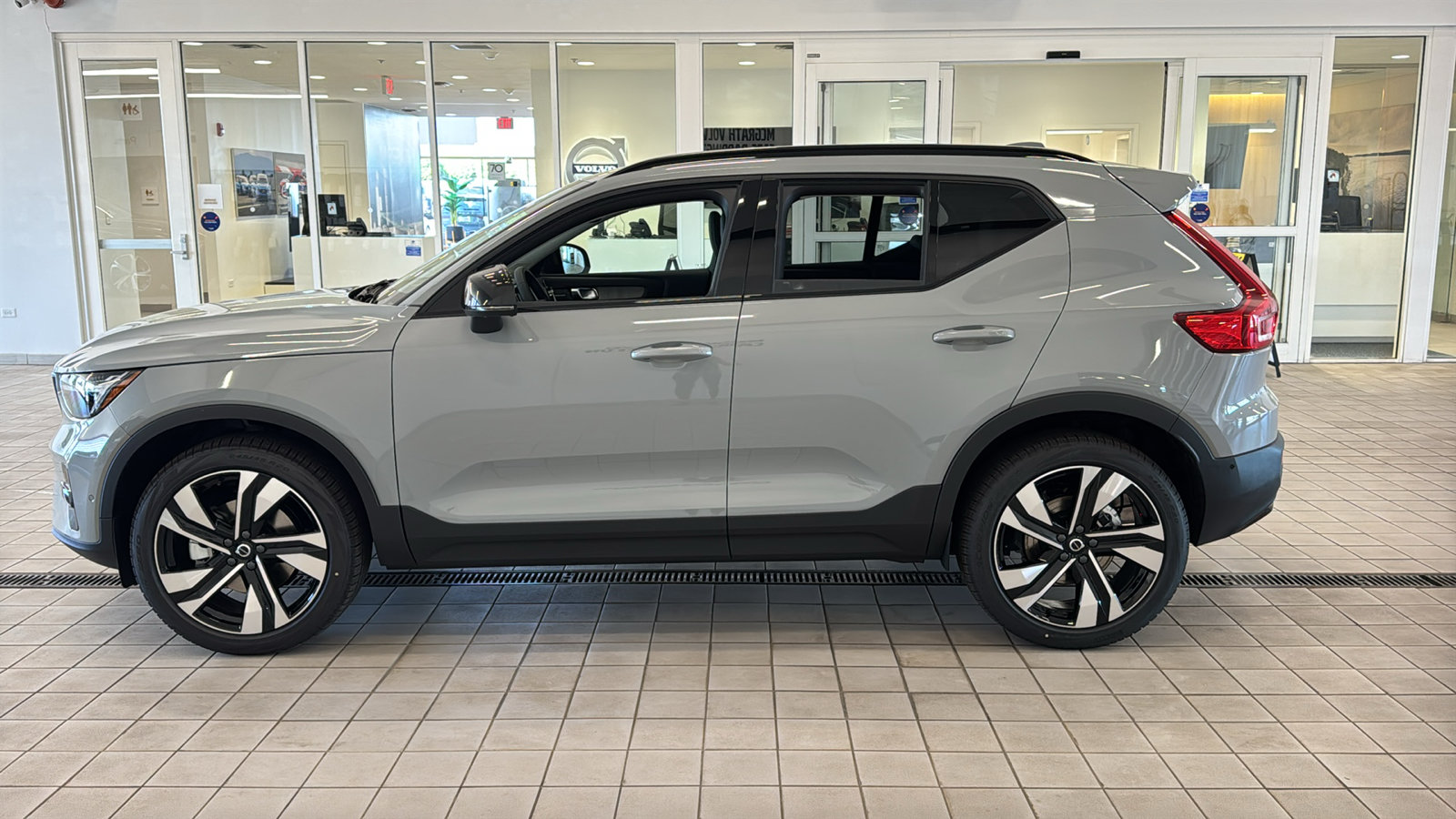 New 2026 Volvo XC40 B5 Plus w/ Climate Package AWD/4WD image 8