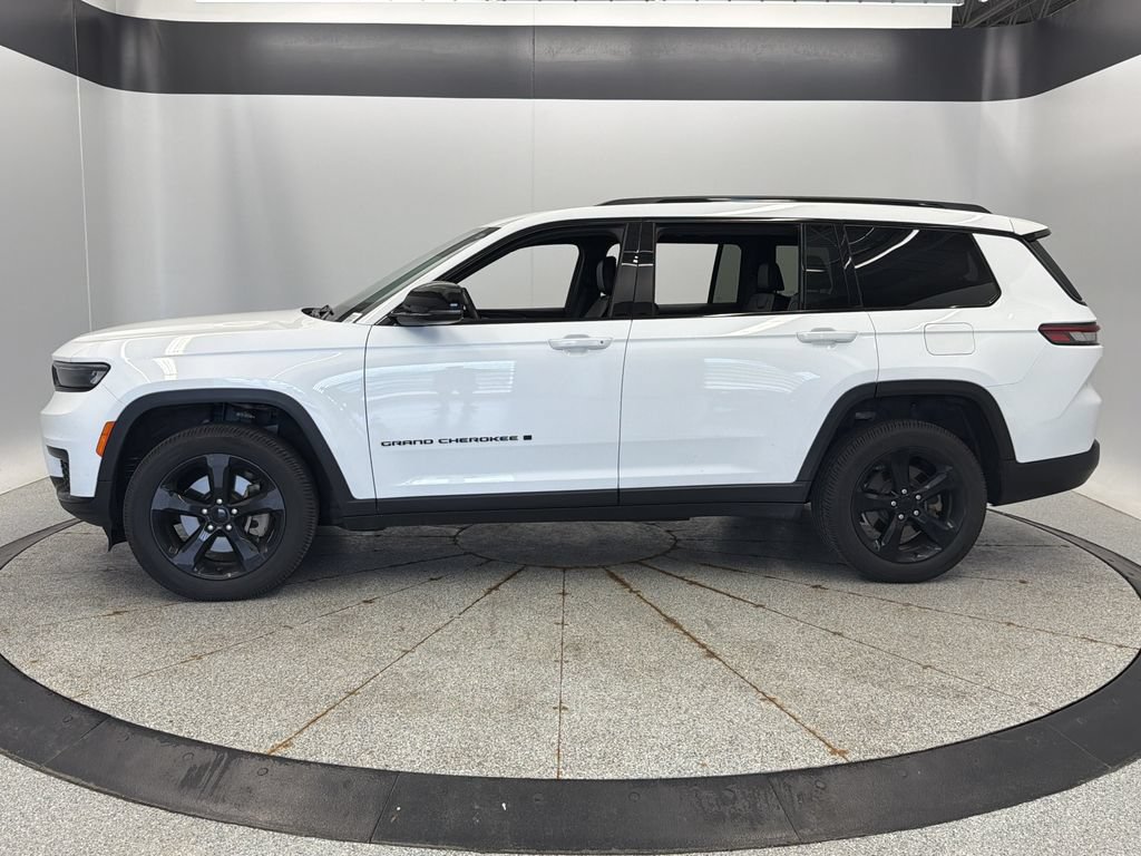 Used 2022 Jeep Grand Cherokee L Laredo AWD/4WD image 2