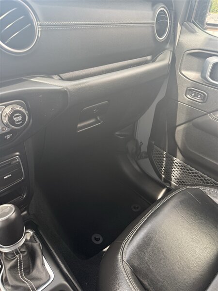 Used 2023 Jeep Wrangler Unlimited Sahara AWD/4WD image 30