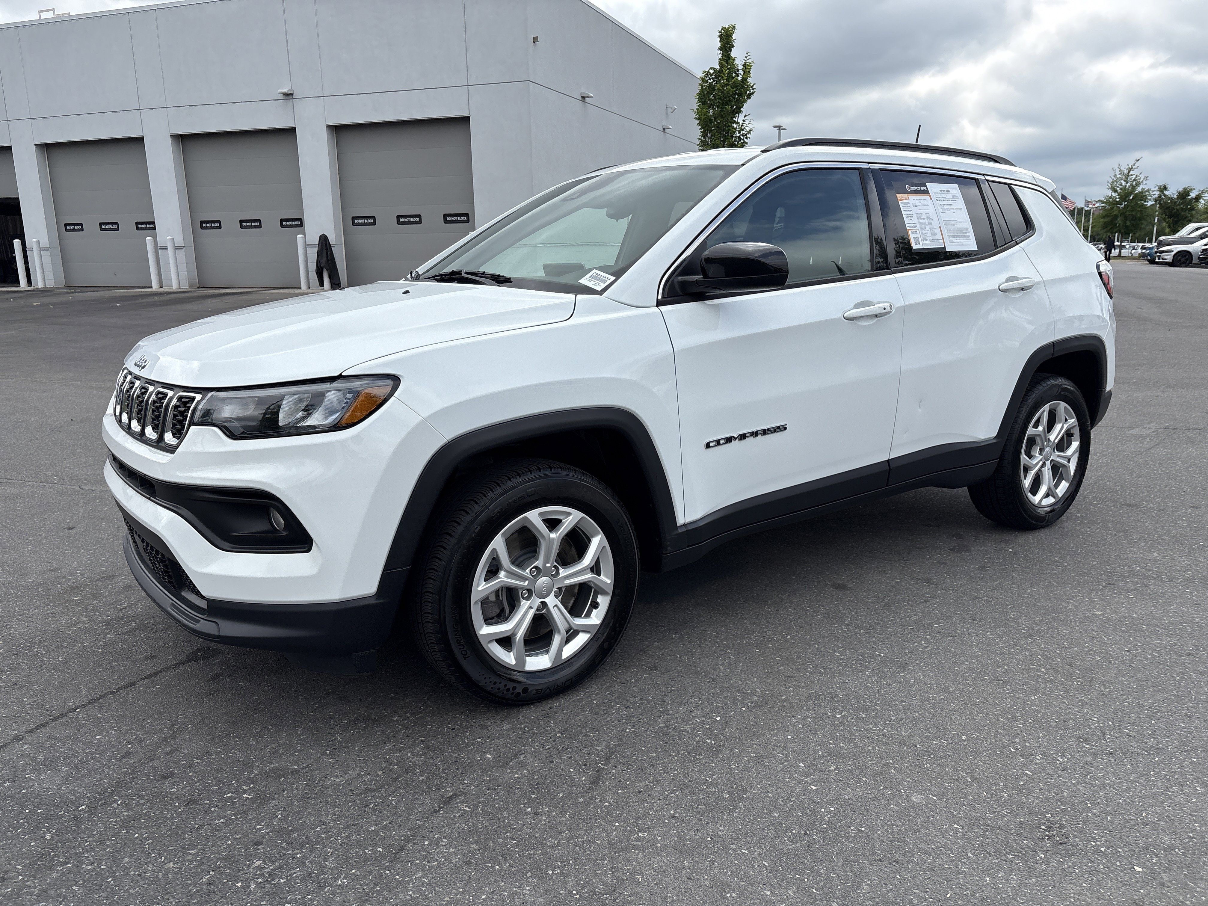 Used 2024 Jeep Compass Latitude AWD/4WD image 5