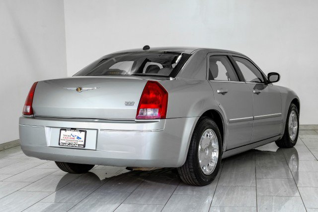 Used 2006 Chrysler 300 Touring RWD image 4