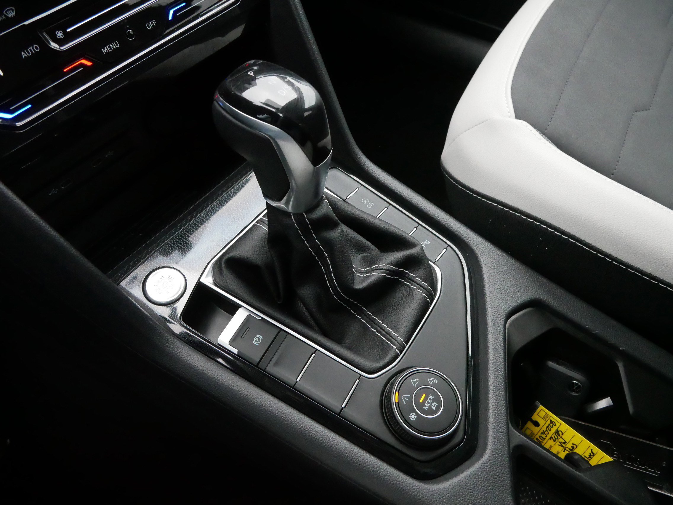 Certified 2025 Volkswagen Taos SE image 24