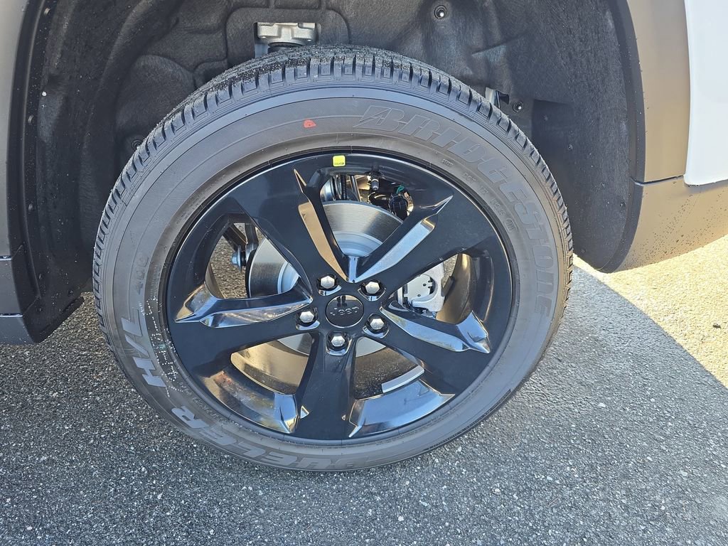 New 2025 Jeep Grand Cherokee Altitude image 34