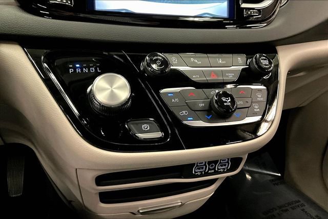 Used 2024 Chrysler Pacifica Touring-L image 29