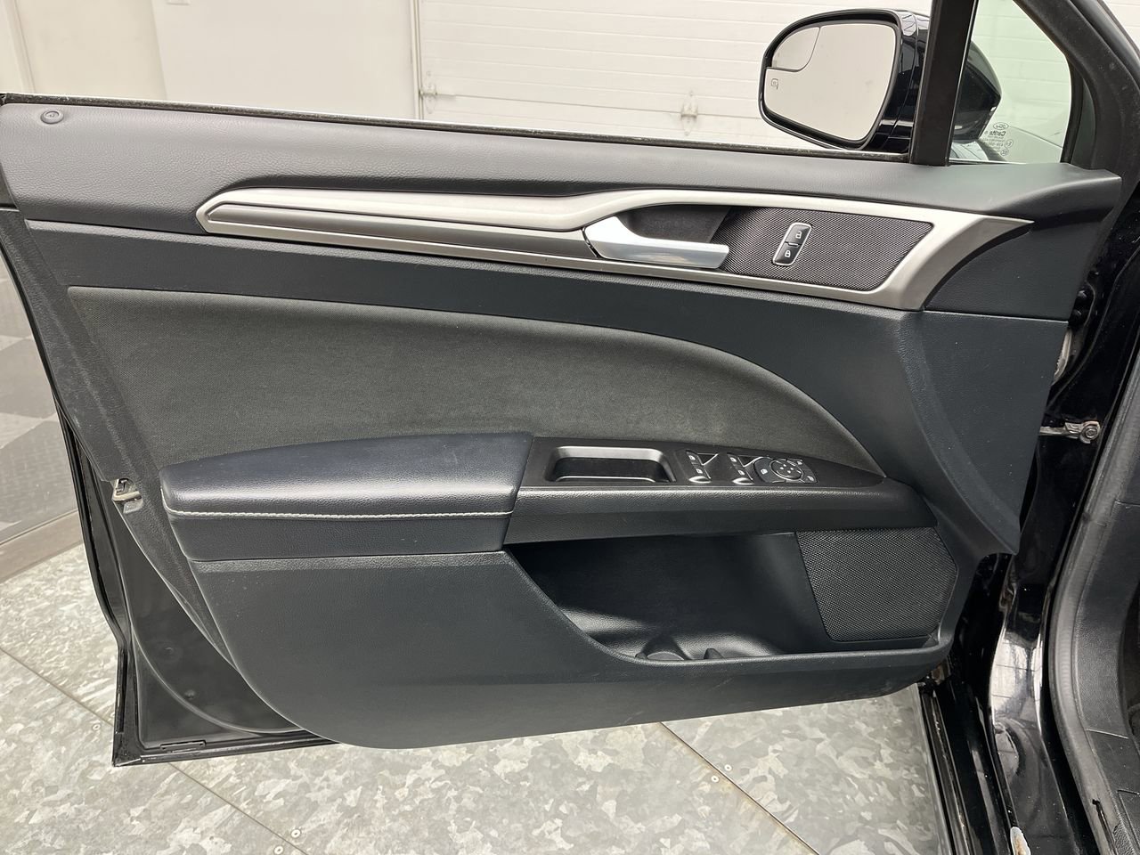 Used 2017 Ford Fusion SE w/ Equipment Group 201A FWD image 8
