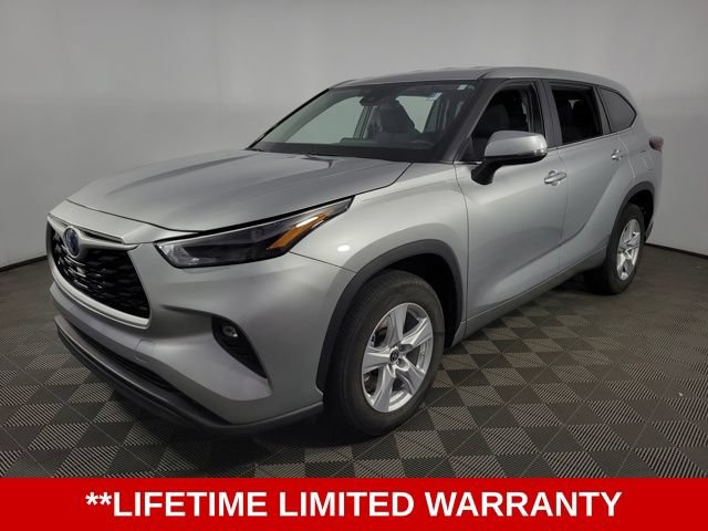 Used 2024 Toyota Highlander LE FWD image 3