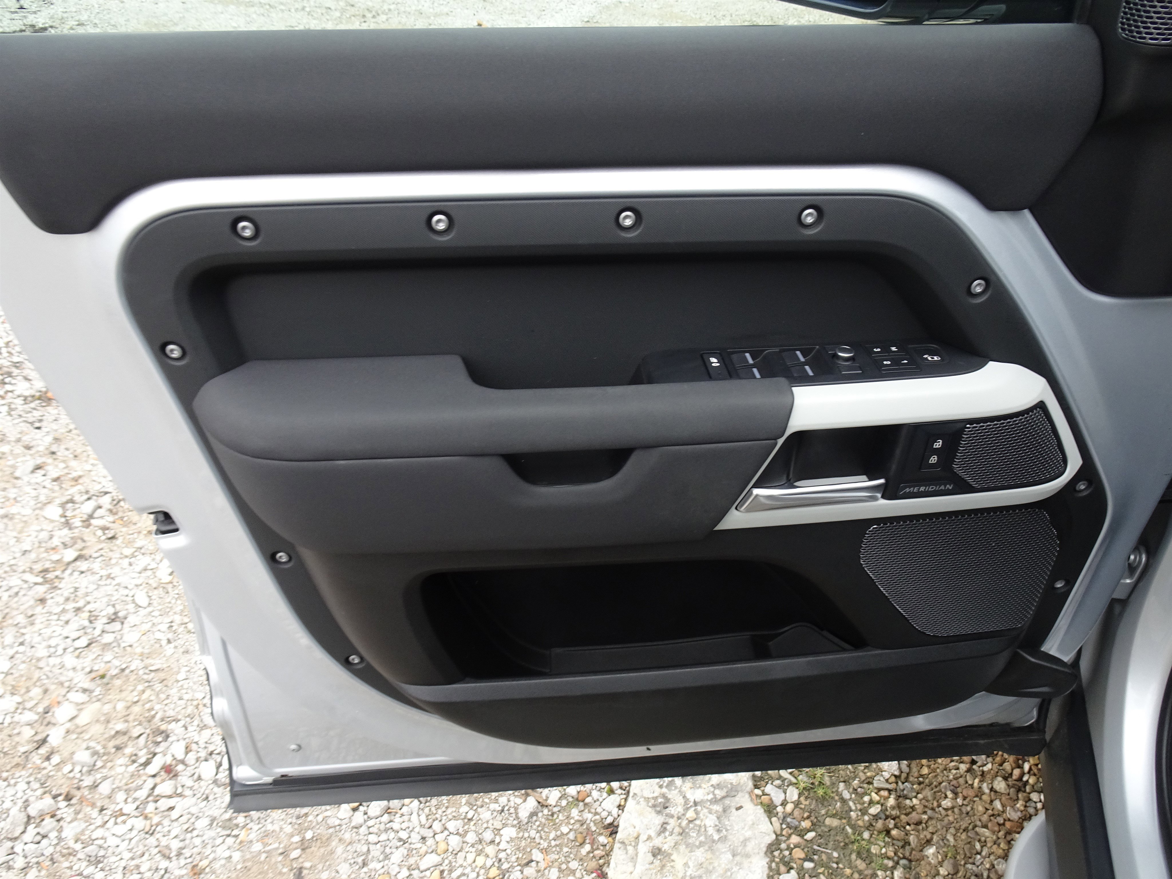 Used 2020 Land Rover Defender 110 SE image 17