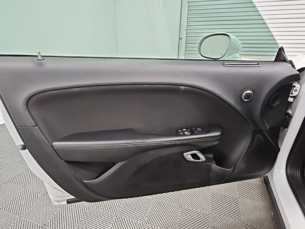 Used 2015 Dodge Challenger SXT image 27