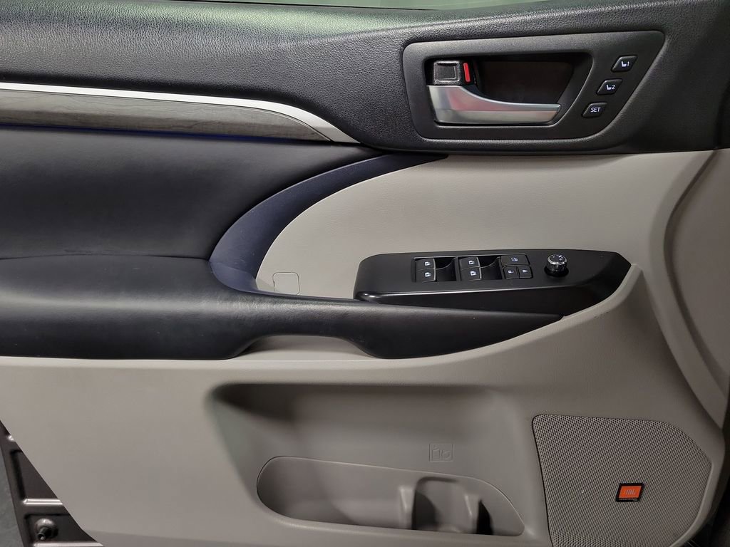 Used 2018 Toyota Highlander Limited image 23