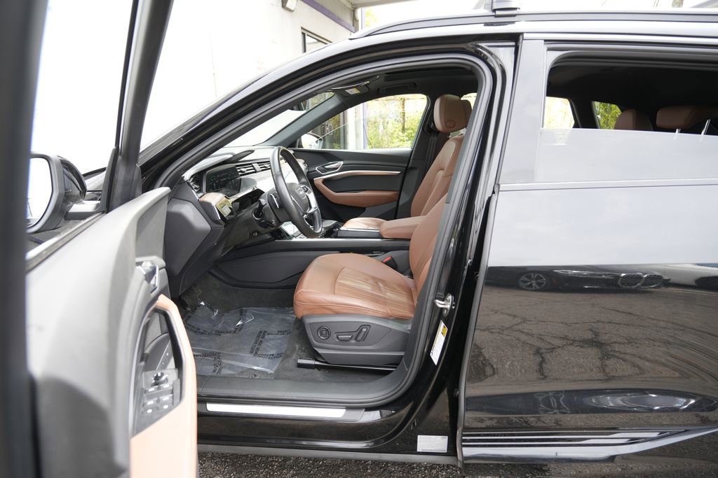 Used 2022 Audi e-tron Premium w/ Convenience Plus Package AWD/4WD image 17