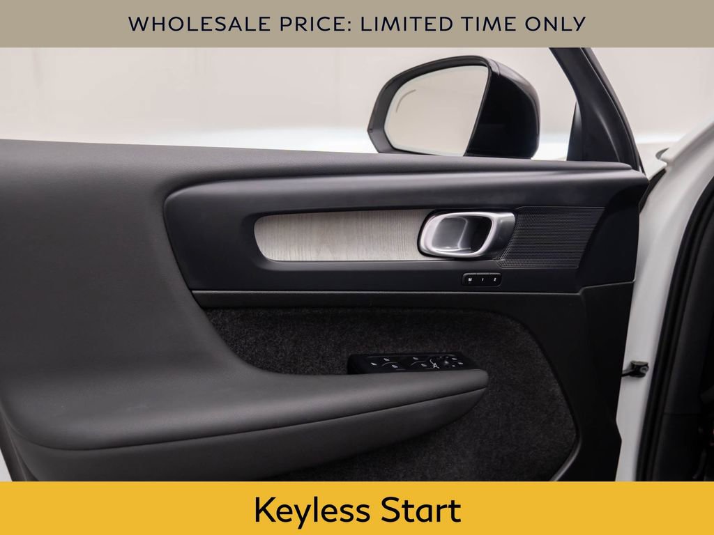 Used 2025 Volvo XC40 B5 Plus image 12