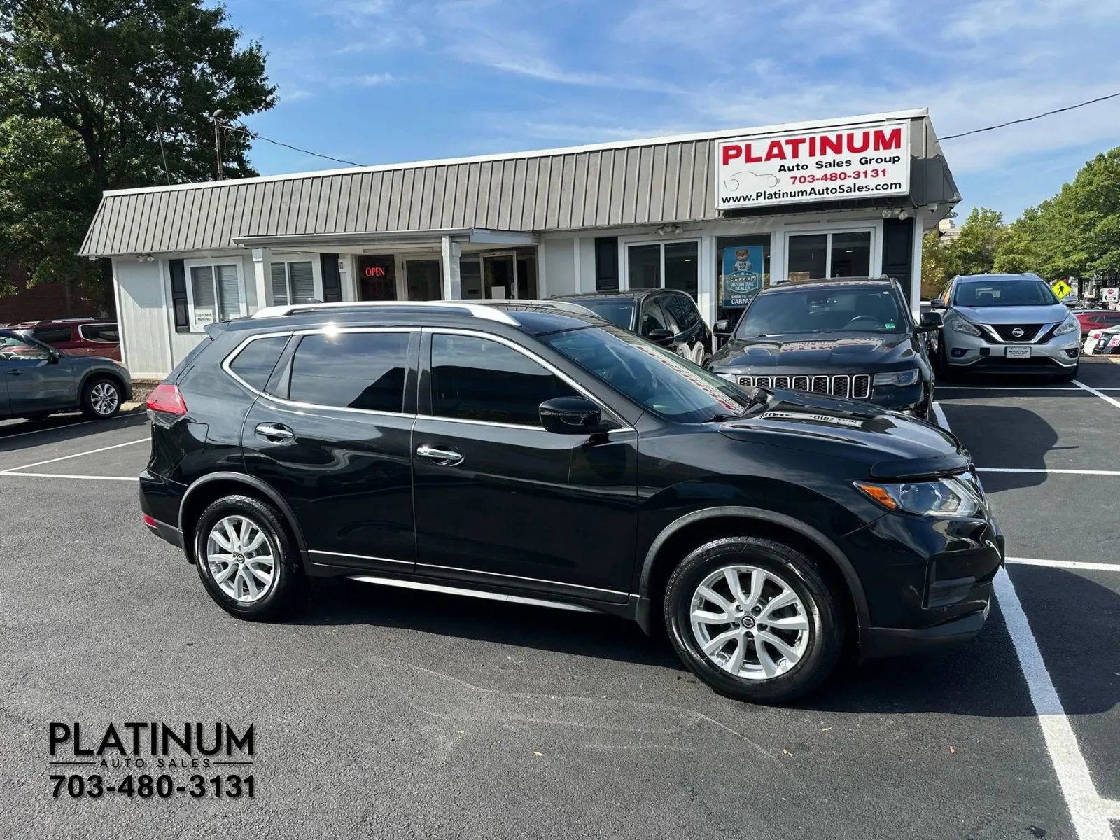 Used 2019 Nissan Rogue SV image 2