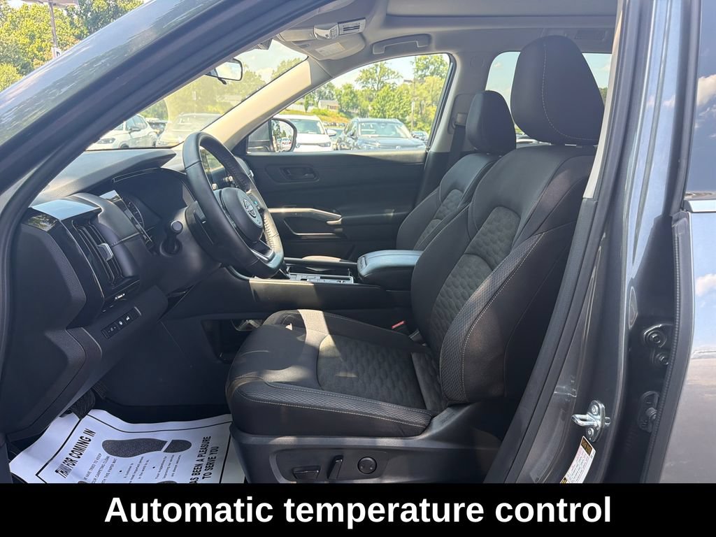 Used 2025 Nissan Pathfinder SV w/ SV Premium Package FWD image 11