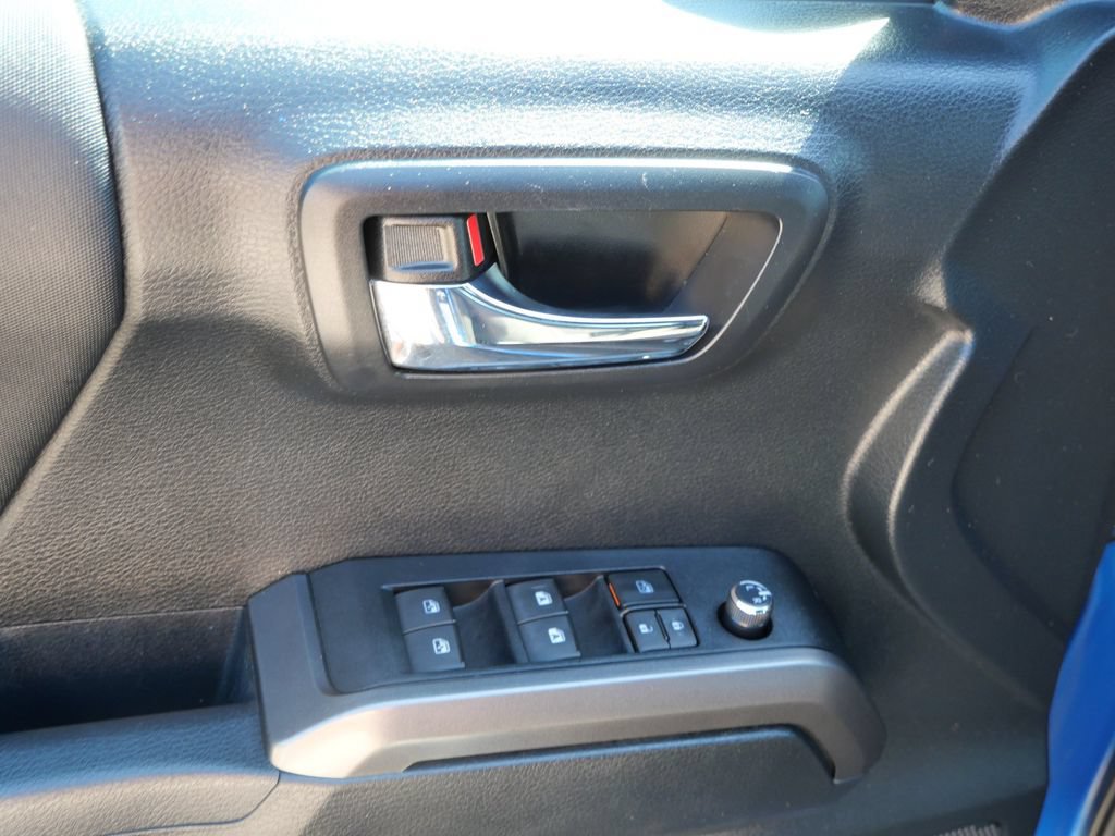 Used 2016 Toyota Tacoma TRD Sport AWD/4WD image 21