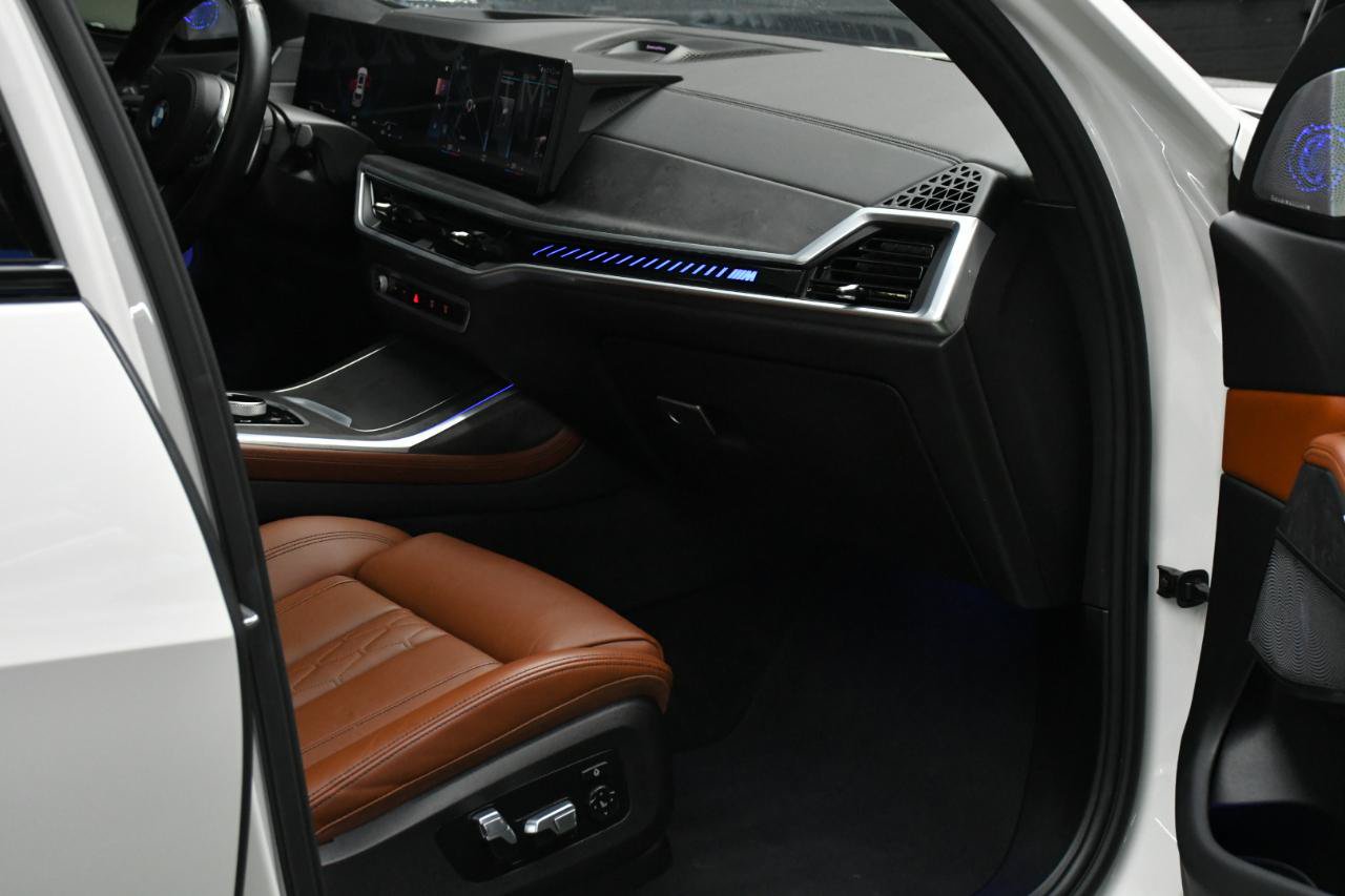 Used 2023 BMW X7 M60i AWD/4WD image 45