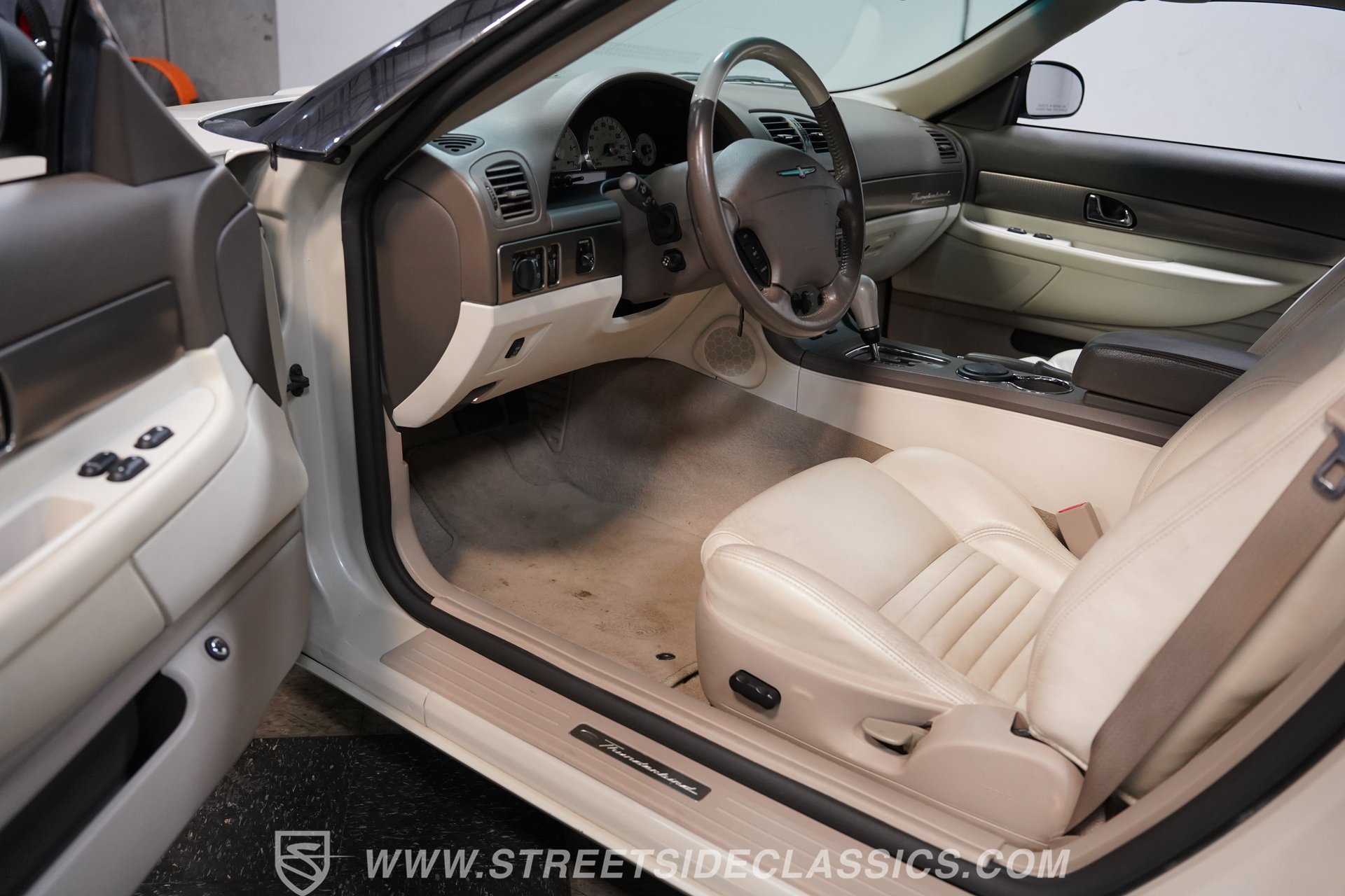Used 2005 Ford Thunderbird 50th Anniversary RWD image 4