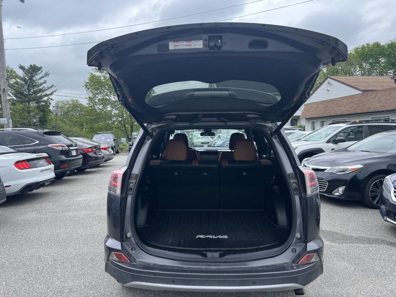 Used 2017 Toyota RAV4 SE image 9