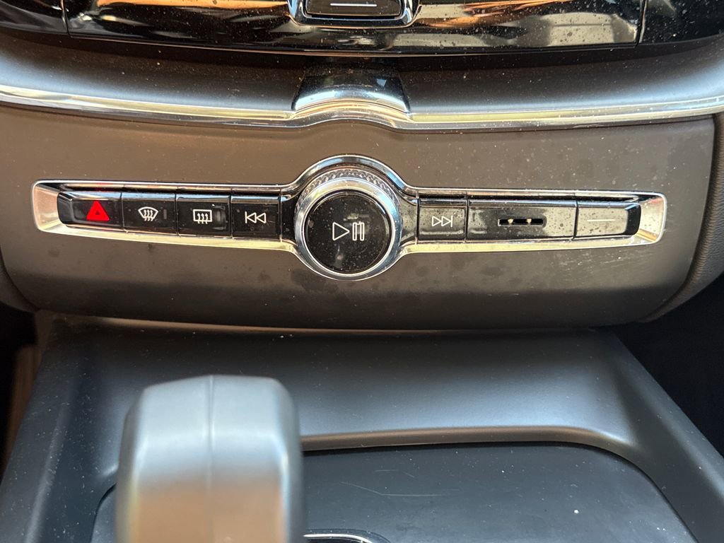 Used 2023 Volvo XC60 B5 Core FWD image 23