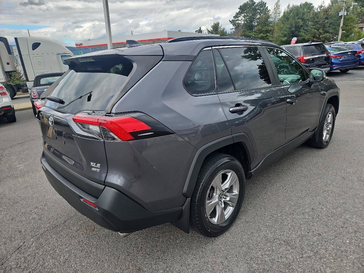 Used 2022 Toyota RAV4 XLE w/ Convenience Package AWD/4WD image 3