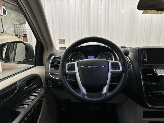 Used 2014 Chrysler Town & Country Touring FWD image 14