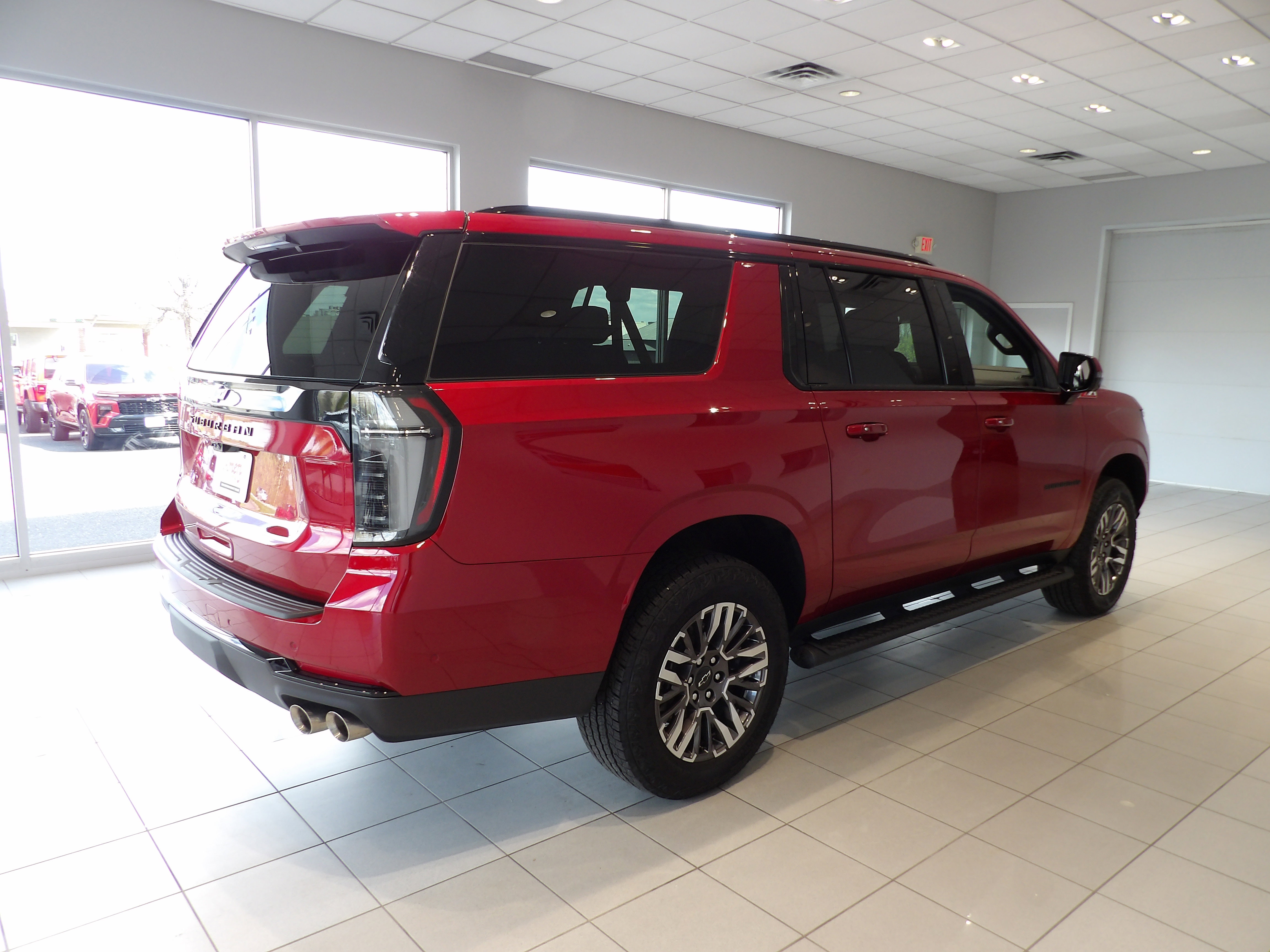 Used 2025 Chevrolet Suburban Z71 w/ Z71 Off-Road Package AWD/4WD image 4