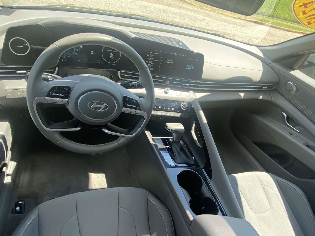 Used 2024 Hyundai Elantra SEL w/ Convenience Package FWD image 15