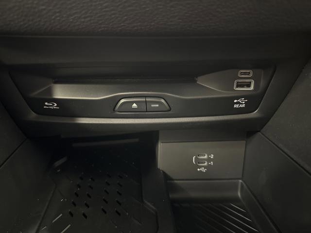 New 2026 Chrysler Pacifica Limited w/ Uconnect Theater Family Group image 25