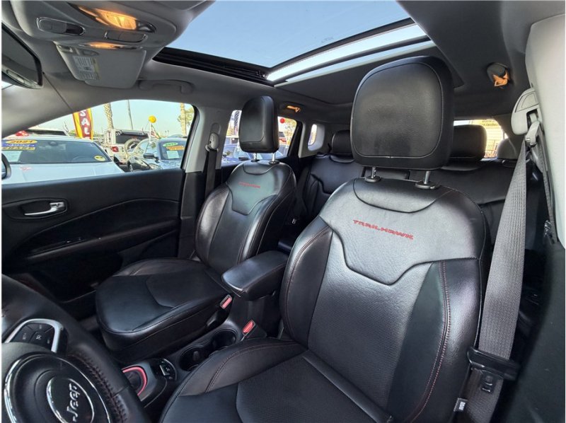 Used 2019 Jeep Compass Trailhawk w/ Leather Interior Group AWD/4WD image 18