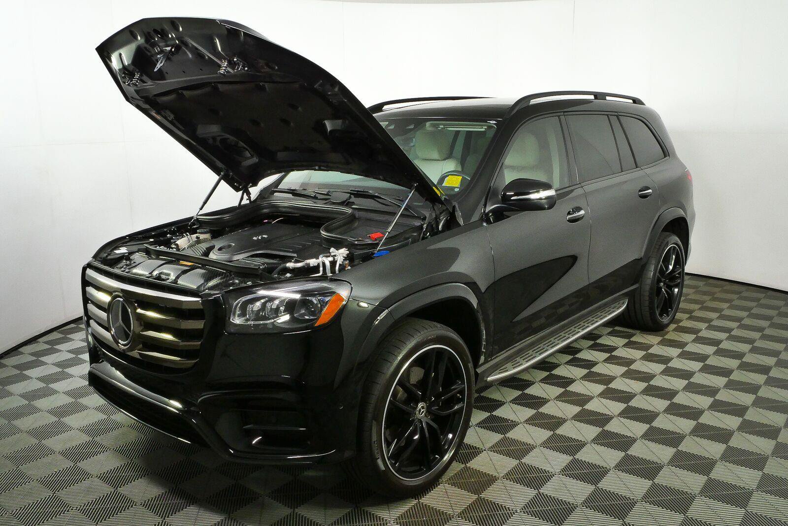 Used 2025 Mercedes-Benz GLS 450 4MATIC image 32