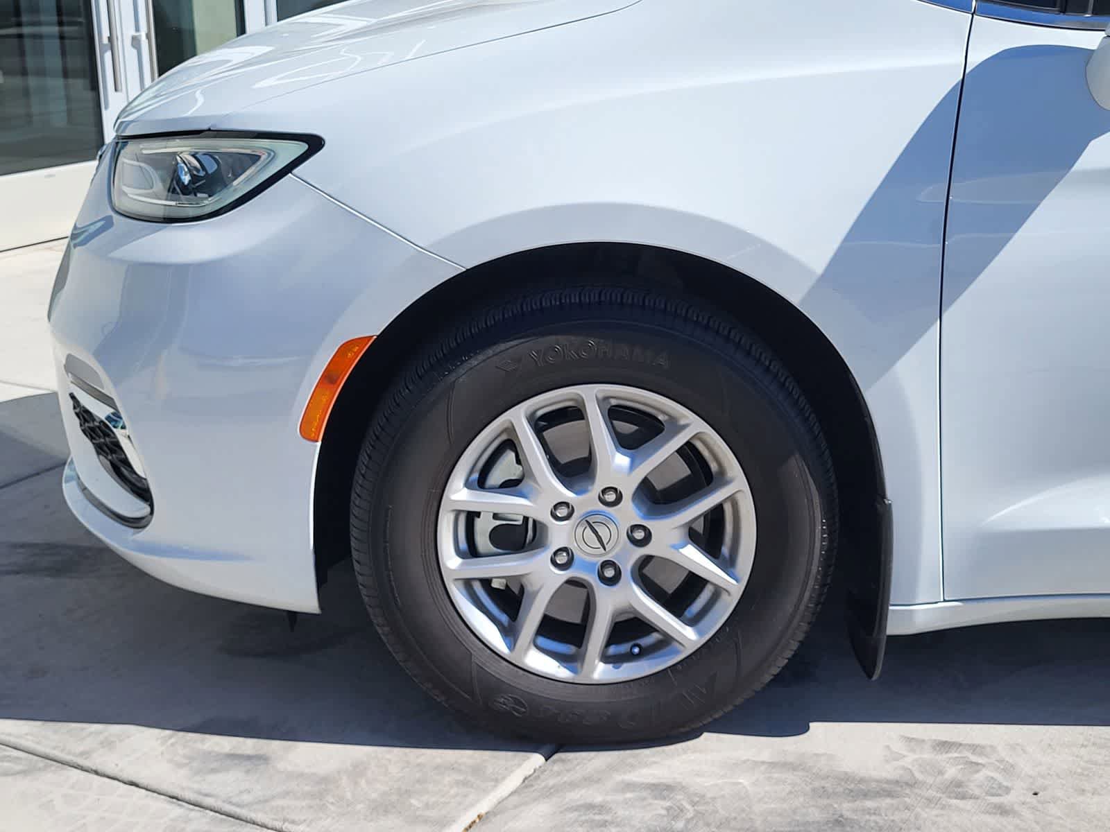 Used 2022 Chrysler Pacifica Touring-L FWD image 9