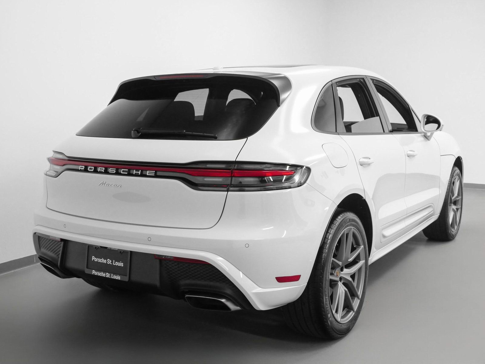 Certified 2025 Porsche Macan image 12