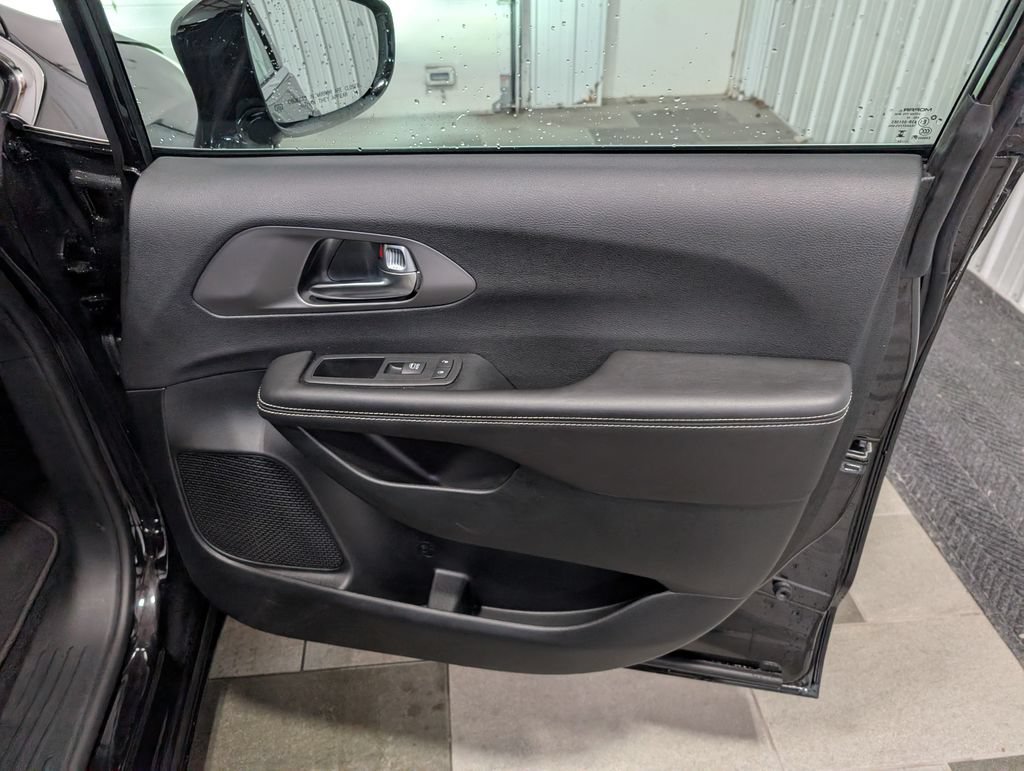 Used 2027 Chrysler Pacifica Select w/ Family Tech Group FWD image 25