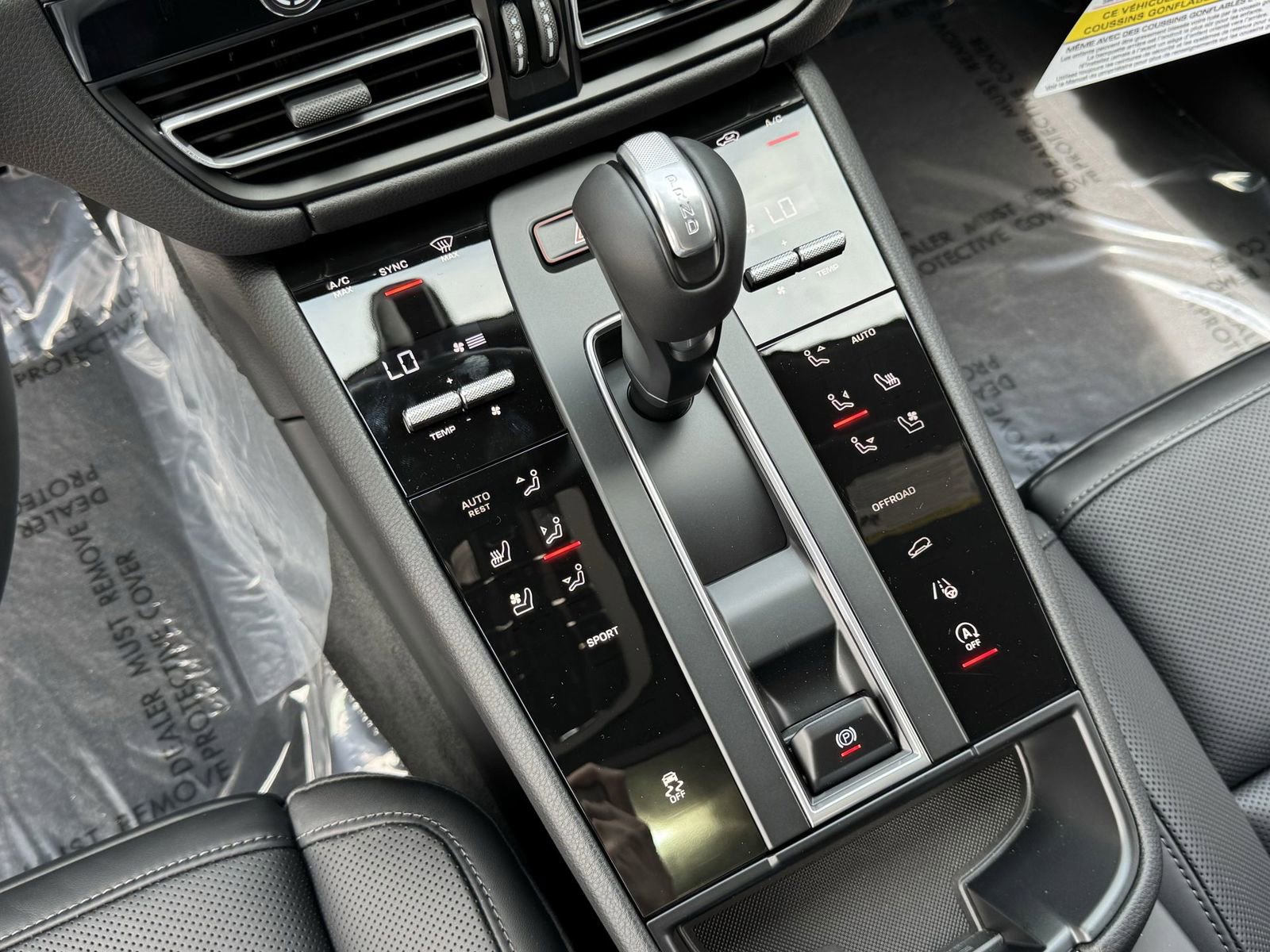 Certified 2025 Porsche Macan AWD/4WD image 25