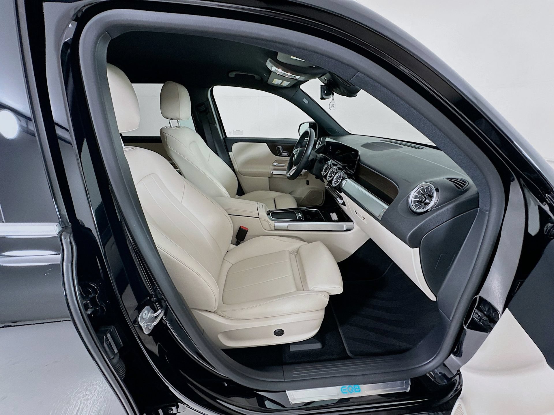 Used 2025 Mercedes-Benz EQB 250+ image 30