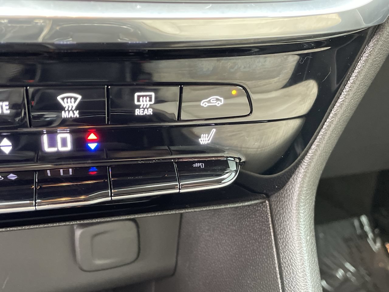 Used 2024 Buick Encore GX Avenir w/ Avenir Convenience Package AWD/4WD image 25