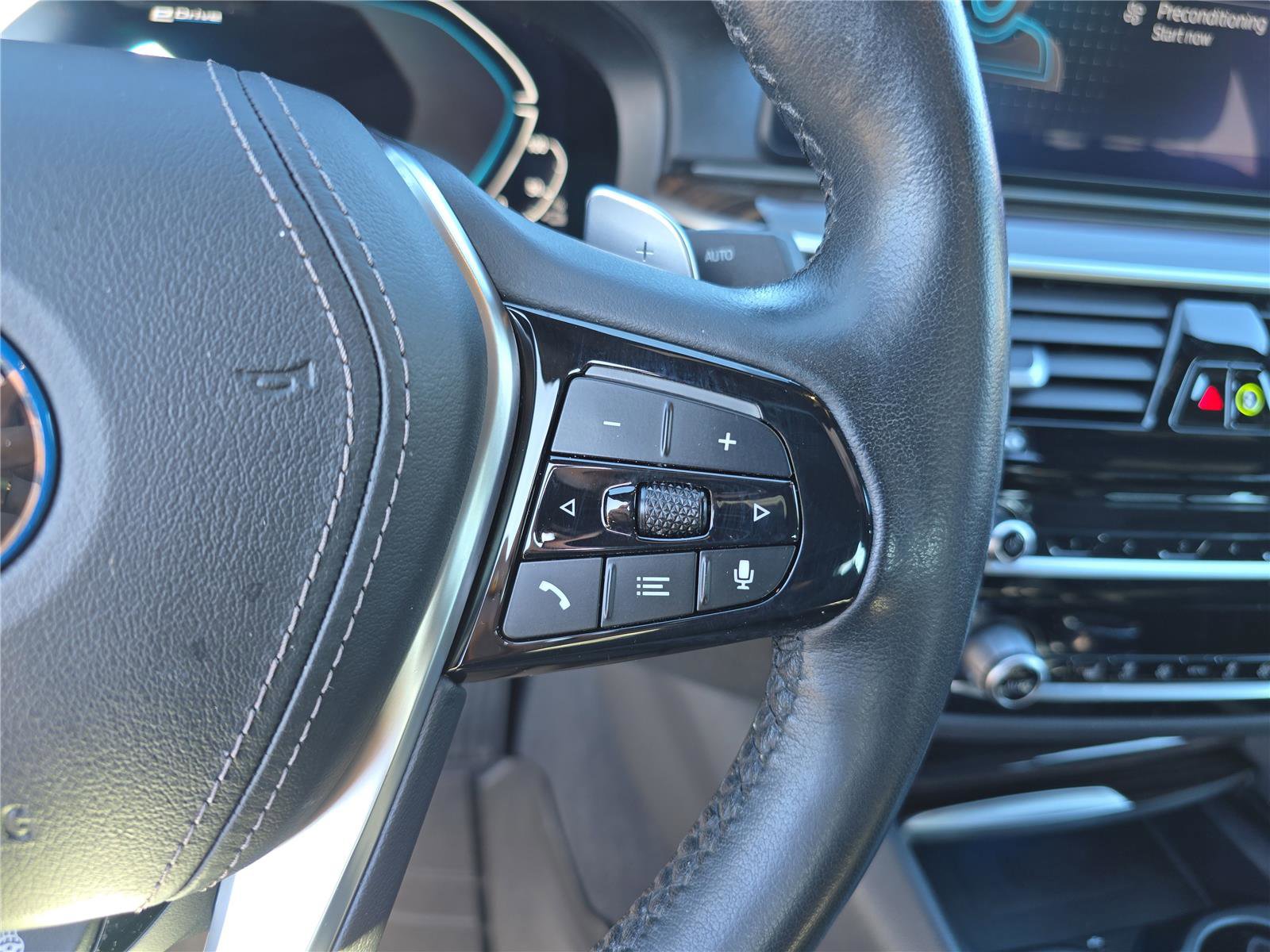 Used 2023 BMW 530e xDrive w/ Premium Package image 31