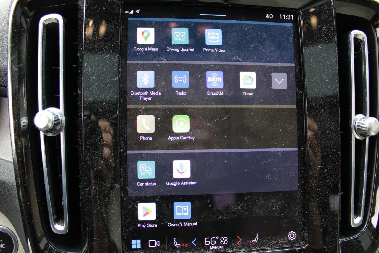 Used 2023 Volvo XC40 B5 Plus image 17