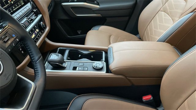 Used 2025 Nissan Pathfinder Platinum image 21