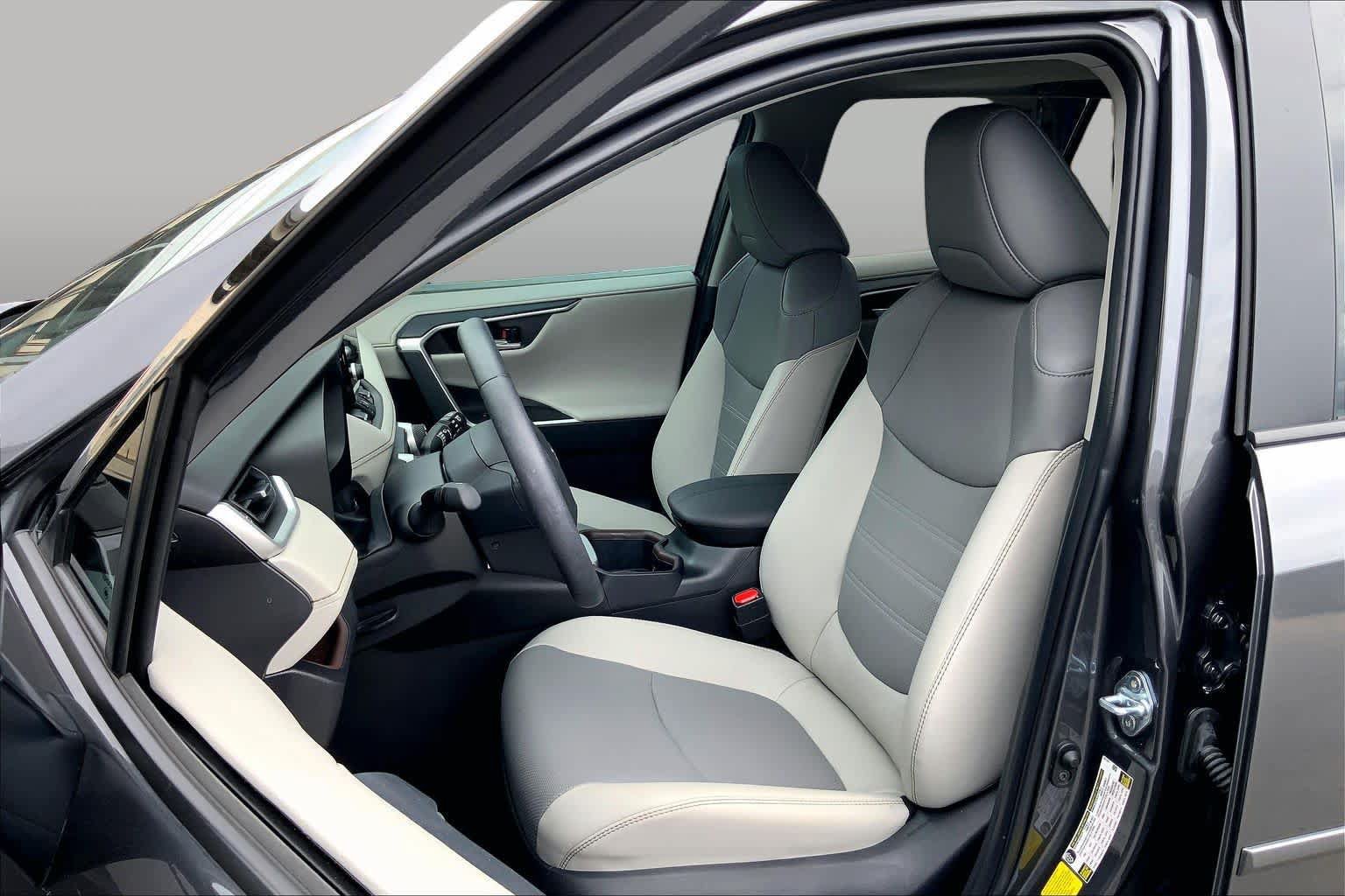 Used 2025 Toyota RAV4 Limited FWD image 8