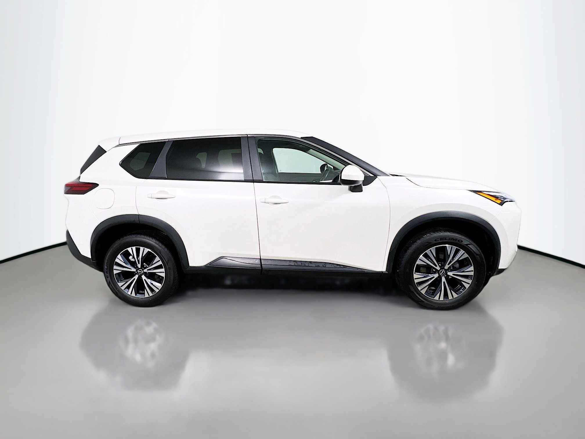 Used 2023 Nissan Rogue SV image 3
