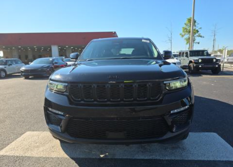 Used 2023 Jeep Grand Cherokee Limited w/ Black Appearance Package AWD/4WD image 2