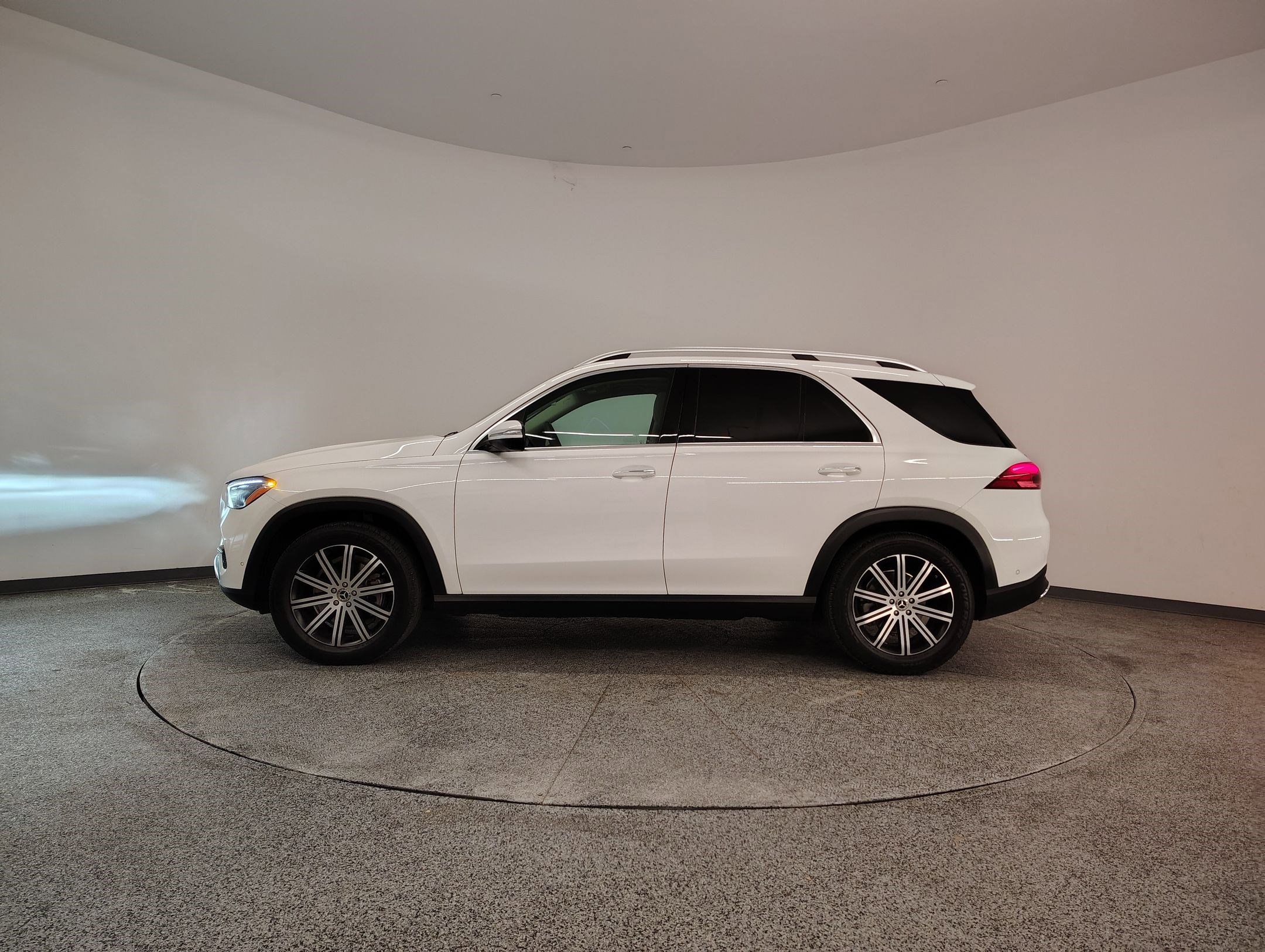 Used 2025 Mercedes-Benz GLE 350 4MATIC image 2