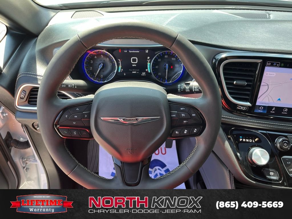 Used 2025 Chrysler Pacifica Limited FWD image 8