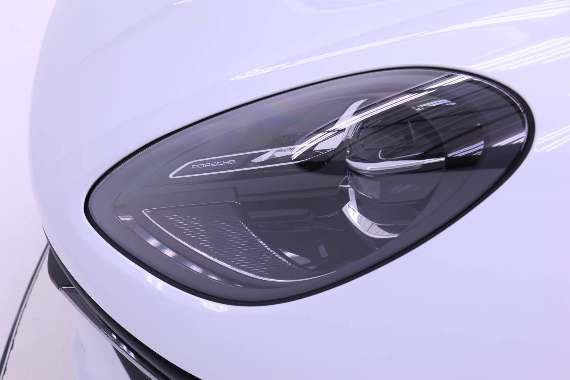 Used 2025 Porsche Macan AWD/4WD image 21
