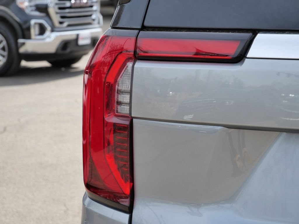 Used 2025 GMC Yukon Denali w/ Sun & Power Step Package AWD/4WD image 11